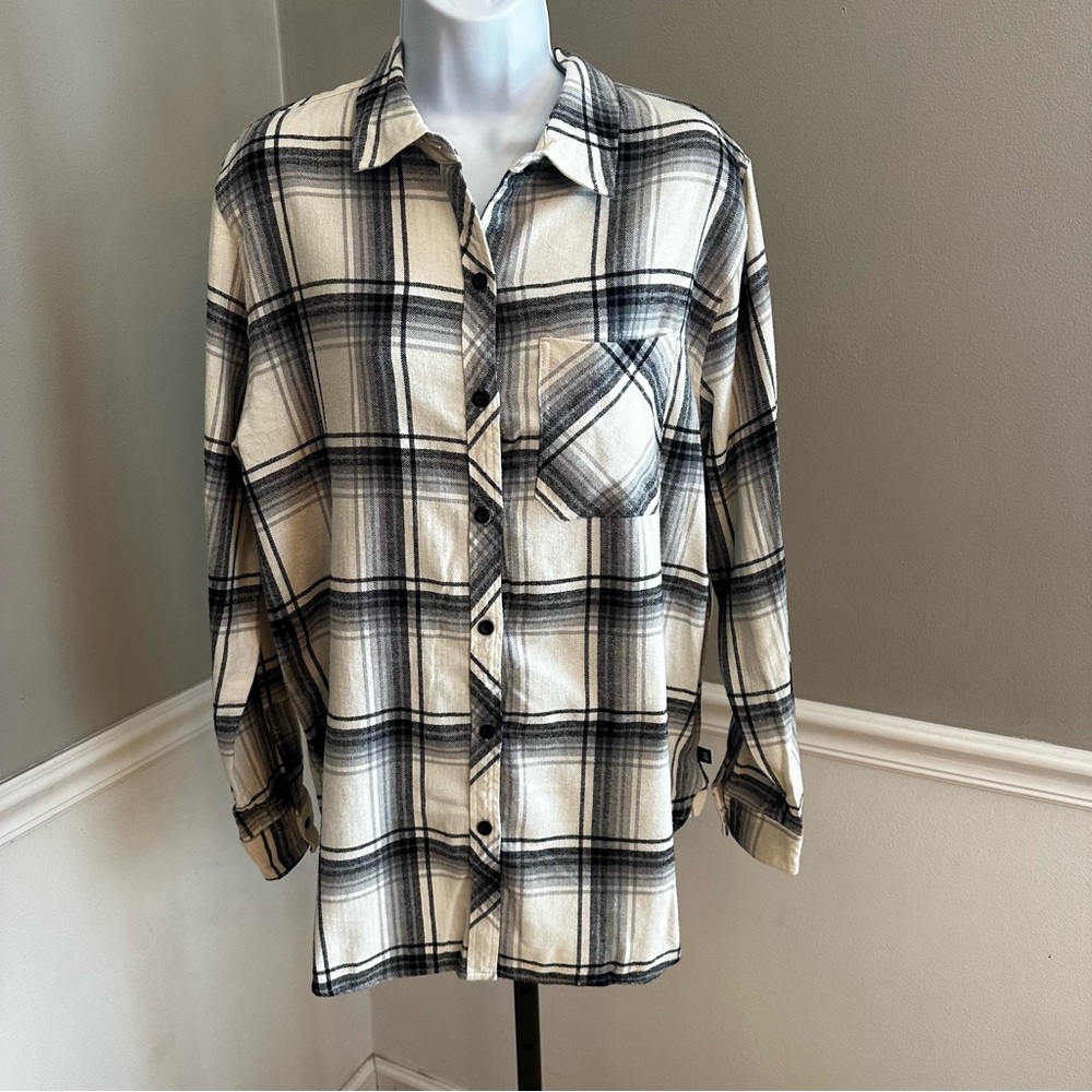 Gap Women’s Flannel‎ Deema Plaid Button Down Shirt, relaxed fit Size Medium- New